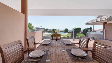 Departamento, 2 habitaciones, vista a la ciudad | Restaurante al aire libre