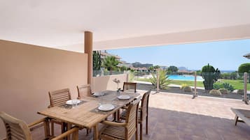 Apartment, 2 Schlafzimmer, Stadtblick | Speisen im Freien