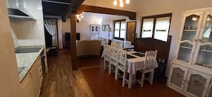 Maison, 4 chambres, balcon, vue montagne | Restauration