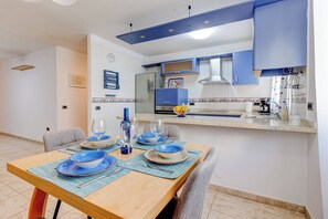 Apartamento, 2 quartos, sacada | Sala de jantar