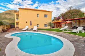 Apartment, 3 Bedrooms, Balcony, Mountain View | Front of property