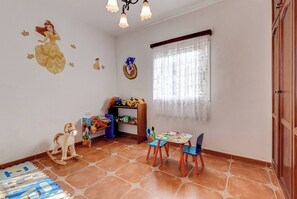 Apartment, 3 Bedrooms, Balcony, Mountain View | Interior
