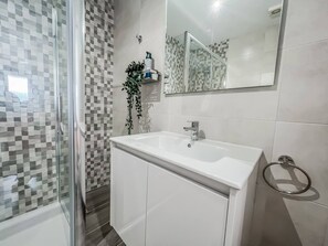 Apartment, 2 Bedrooms, Smoking, Terrace | Bathroom
