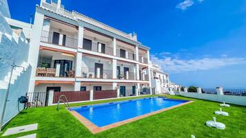 Apartemen, 2 kamar tidur, Boleh Merokok, teras | Kolam renang | Kolam renang outdoor