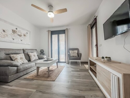 Modern Two Bedroom Apartment With Pool