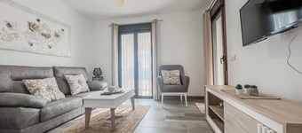 Modern Two Bedroom Apartment With Pool