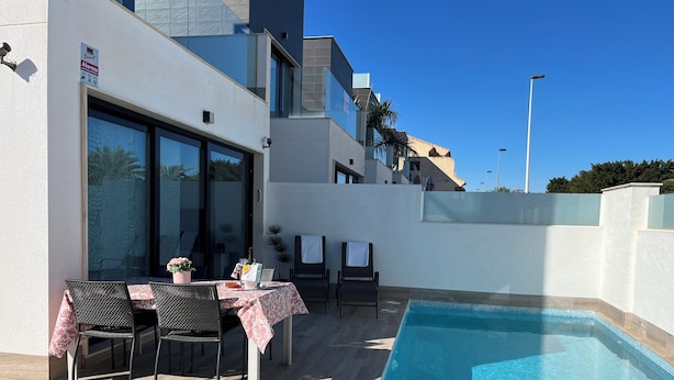 Outdoor dining - Luxury Three Bedroom Villa With Private Pool and Rooftop Solarium (San Pedro del Pinatar)