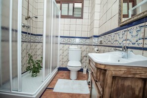 Apartment, 3 Bedrooms, Smoking, Balcony | Bathroom