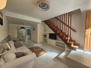House, 2 Bedrooms, Smoking, Balcony | Living room