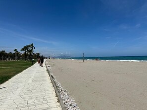 Apartamento, 2 quartos, sacada, vista para o jardim | Praia