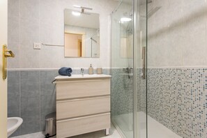Appartement, 2 chambres | Équipements de salle de bain
