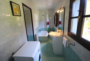 Hus - 2 soveværelser - ryger - terrasse | Badeværelse