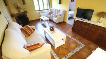 House, 2 Bedrooms, Smoking, Patio | Living area