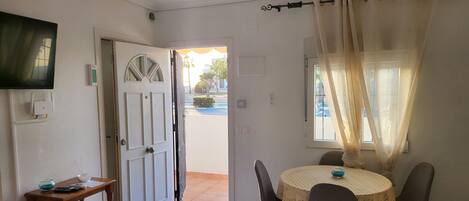 Bungalow, 2 chambres, balcon | Salle Ă manger