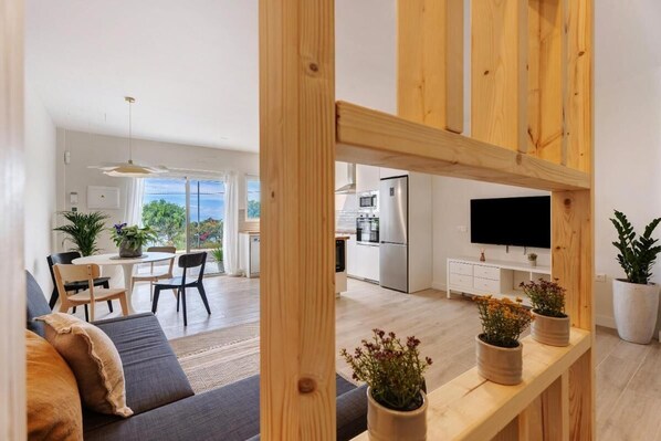 Apartment, 1 Bedroom, Smoking, Patio | Living area