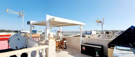 Leilighet, 1 soverom, terrasse, byutsikt | Utendørsservering