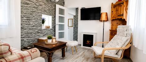Apartment, 1 Bedroom, Terrace, City View | Living room