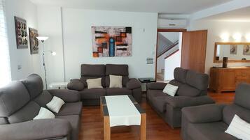 House, 4 Bedrooms, Private Pool, Garden View | Bahagian dalam