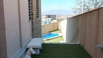 Rumah, 4 kamar tidur, kolam renang pribadi, pemandangan kebun | Halaman properti