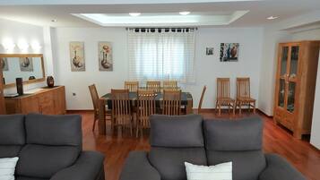 House, 4 Bedrooms, Private Pool, Garden View | Tempat makan