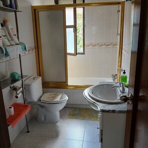 A bathroom with a toilet, sink, and shower. - Room-habitación Privada Doble Toledo (Toledo)