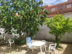Shared Dormitory, 1 Bedroom, Private Pool, Garden View | Garden - Room-habitación Privada Doble Toledo (Toledo)