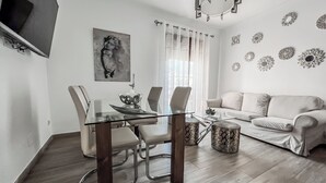 Íbúð - 2 svefnherbergi - reykherbergi - verönd | Stofa