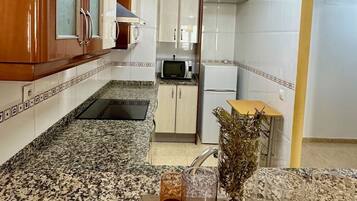 Apartamento, 2 habitaciones, fumadores, patio | Cocina privada