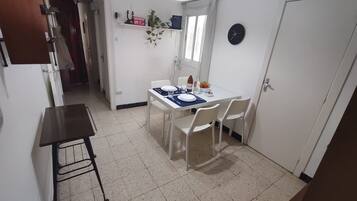 Slaapzaal, 2 slaapkamers, roken, terras | Dineren