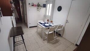 共同ドミトリー 2 ベッドルーム 喫煙可 テラス | レストラン