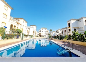 Departamento, 2 habitaciones, Terraza, vista al jardín | Alberca | Alberca al aire libre 