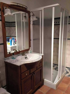 Maison, 1 chambre, fumeur, vue jardin | Douche de la salle de bain