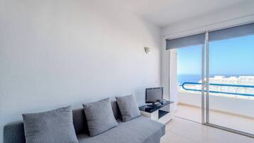 Apartamento, 1 habitación, balcón, vistas a la ciudad | Sala de estar