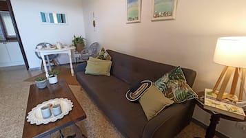 Bungalow, 1 Bedroom, Smoking, Garden View | Living room