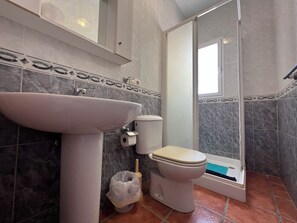 Villa, 3 chambres, accessible aux personnes à mobilité réduite, fumeur | Salle de bain