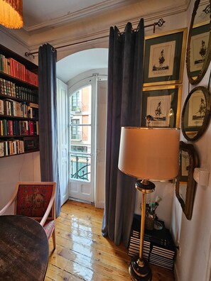 Slaapzaal, 1 slaapkamer, balkon, uitzicht op stad | Interieur