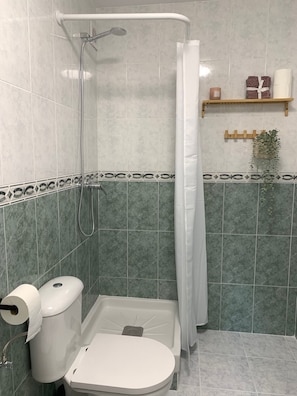 Apartment, 1 Bedroom | Kemudahan bilik mandi