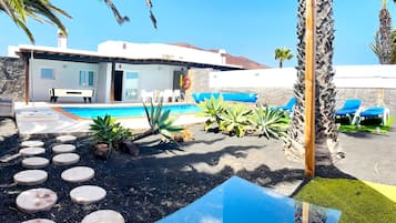 Villa, 2 habitaciones, piscina privada, vistas al jardín | Piscina | Una piscina al aire libre