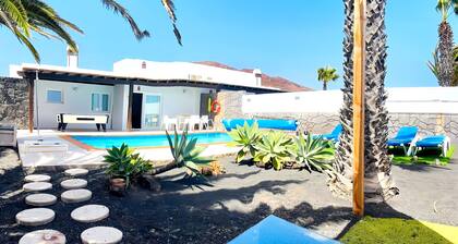 Villa Descansa With Private Pool, Air-conditioning, Sea View, Smart-tv & Wifi