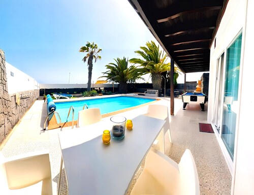 Villa Descansa With Private Pool, Air-conditioning, Sea View, Smart-tv & Wifi