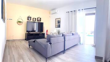 Villa, 2 habitaciones, piscina privada, vistas al jardín | Sala de estar