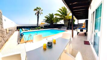 Villa, 2 habitaciones, piscina privada, vistas al jardín | Piscina | Una piscina al aire libre