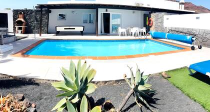 Villa Descansa With Private Pool, Air-conditioning, Sea View, Smart-tv & Wifi