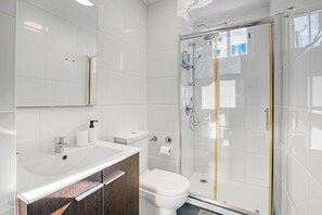 Apartment, 2 Bedrooms, Smoking, Balcony | Bathroom amenities