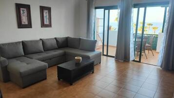 Apartamento, 1 quarto, para fumantes, terraço | Área de estar | Livros