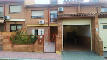 Dortoir Partagé, 1 chambre, fumeurs, patio | Extérieur