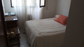 Shared Dormitory, 1 Bedroom, Smoking, Patio | 1 bedroom, soundproofing - Room in Guest Room - Toledo Double Private Room (Toledo)
