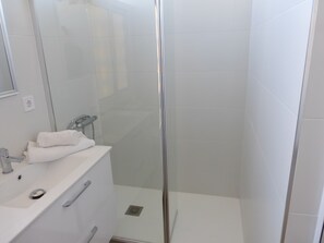 Apartment, 2 Bedrooms, Smoking, Terrace | Bathroom