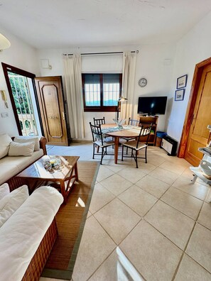 Huis, 2 slaapkamers, privézwembad, uitzicht op tuin | Woonkamer