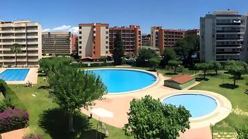 Una piscina al aire libre